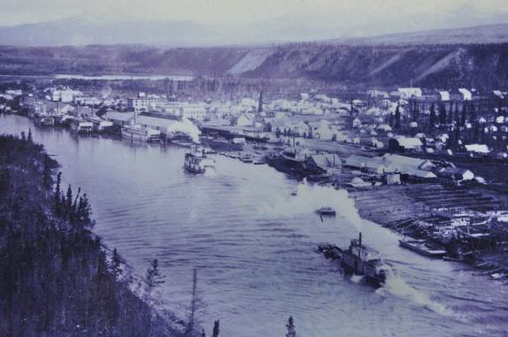 Foto centenária mostrando o movimento de Dawson City, no Yukon Territory, noroeste do Canadá, no início do séc XX
